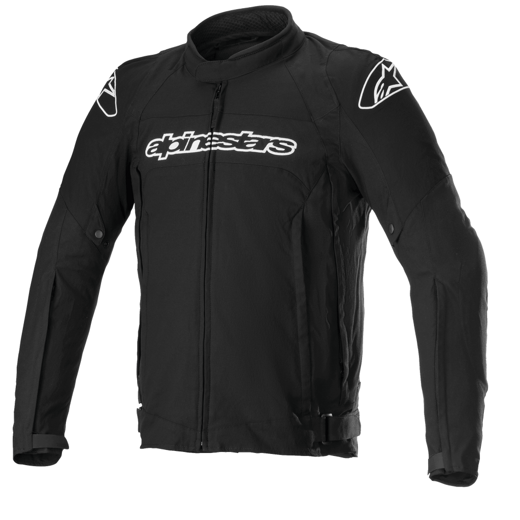 Alpinestars T-GP Force Jacket, czarna tekstylna kurtka motocyklowa, białe logo na klatce piersiowej i ramionach, pełny zamek błyskawiczny z przodu, wysoki kołnierz, wyprofilowane rękawy, sportowy krój do jazdy szosowej