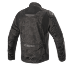 Alpinestars T SP-5 Rideknit® Textile Jacket, kurtka motocyklowa, kolor Black Camo, widok z tyłu z elastycznymi dzianinowymi panelami, wzór kamuflażu na materiale odpornym na ścieranie, logo Alpinestars w dolnej części pleców.