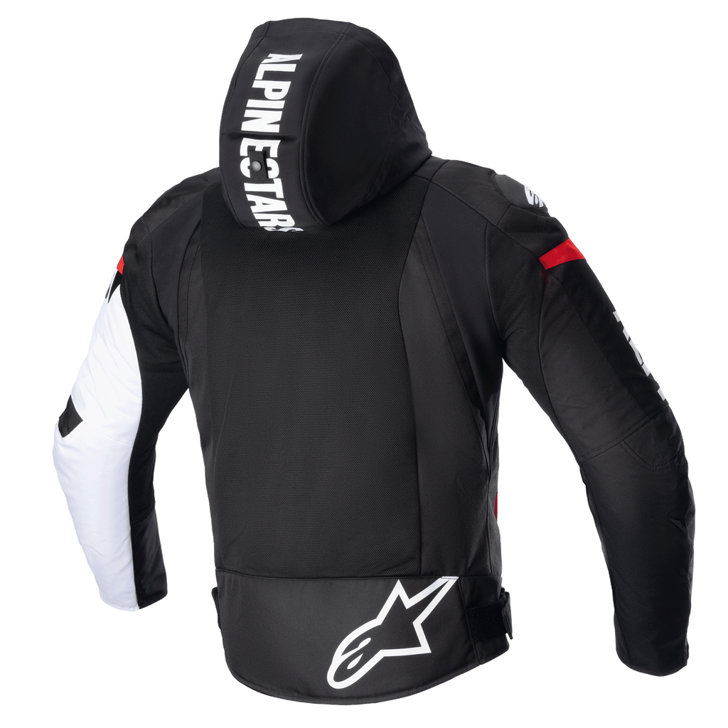 Alpinestars Zaca Air Jacket, tekstylna kurtka motocyklowa, czarno-biało-czerwona (Fluo), widok z tyłu przedstawiający odpinany kaptur z wyraźnym napisem, duży panel z siatki 3D na plecach zapewniający wentylację oraz białe logo Astars w dolnej części pleców.