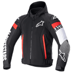 Alpinestars Zaca Air Jacket, czarna tekstylna kurtka motocyklowa z czerwonymi i białymi akcentami fluo, odpinany kaptur, panele z siatki 3D zapewniające wentylację, wyraźne białe logo Alpinestars na rękawach, logo gwiazdy na piersi, regulowane paski w talii