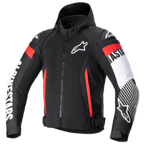 Alpinestars Zaca Air Jacket, czarna tekstylna kurtka motocyklowa z czerwonymi i białymi akcentami fluo, odpinany kaptur, panele z siatki 3D zapewniające wentylację, wyraźne białe logo Alpinestars na rękawach, logo gwiazdy na piersi, regulowane paski w talii