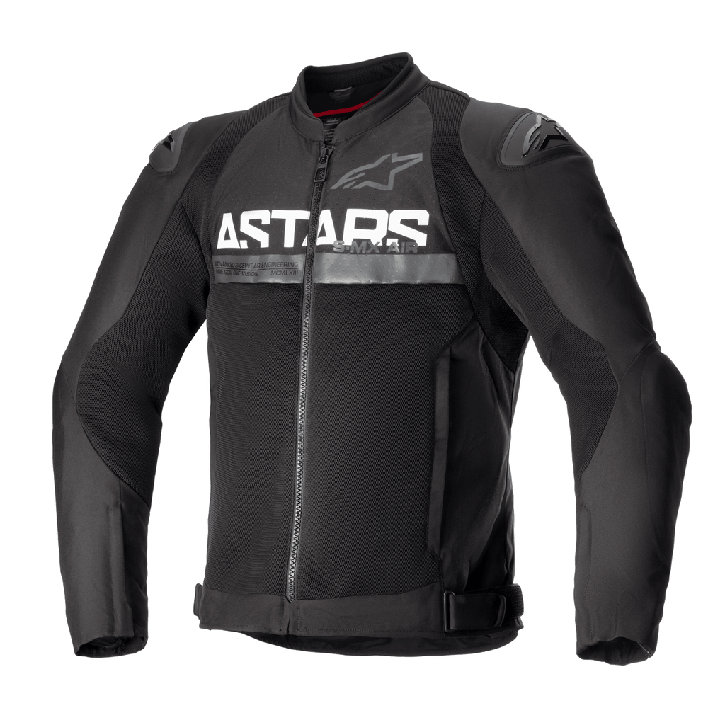 Alpinestars SMX Air Jacket, czarna tekstylna kurtka motocyklowa, panele wentylacyjne z siateczki, wyraźne białe logo ASTARS na klatce piersiowej, zewnętrzne ślizgacze ramion DFS Lite, zapięcie na zamek z przodu, dopasowany sportowy krój