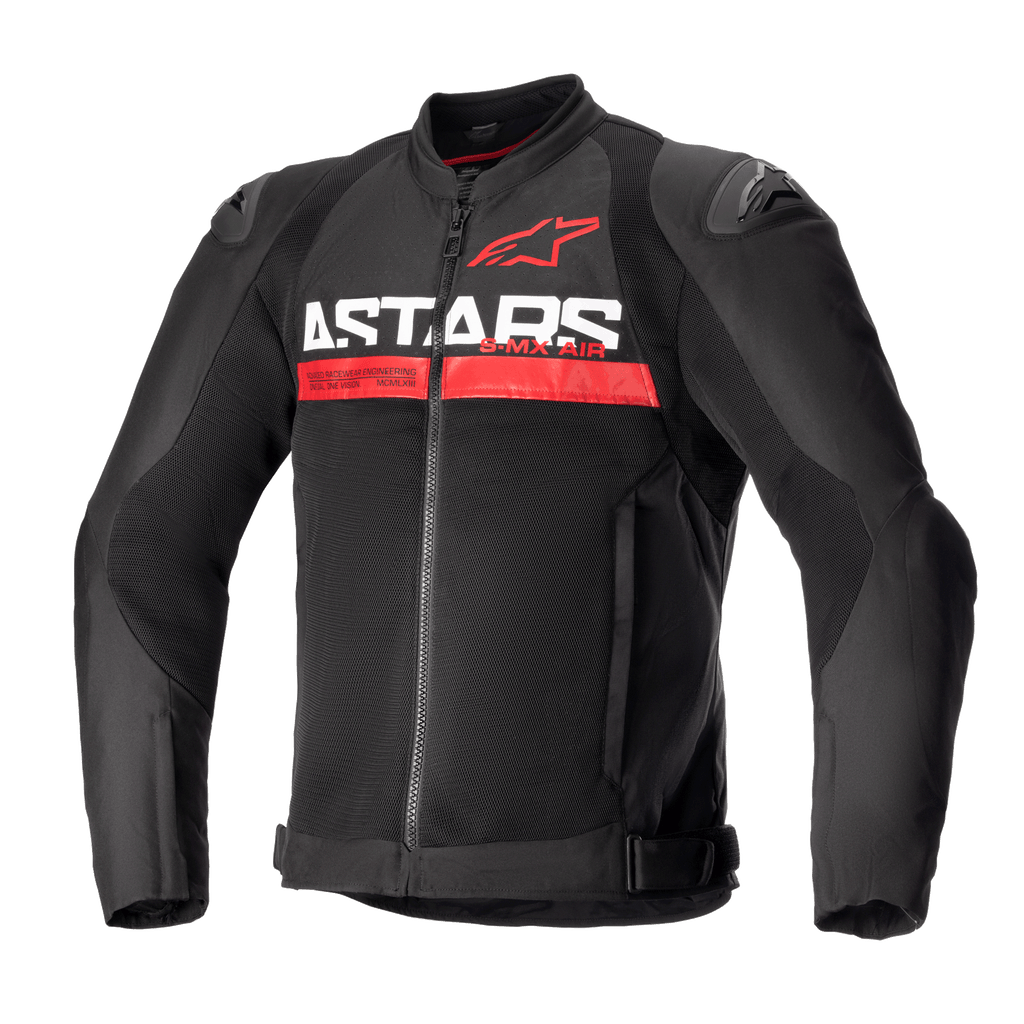 Alpinestars SMX Air Jacket, sportowa kurtka motocyklowa, czarno-czerwona, z wyraźnym białym napisem „ASTARS” i czerwonym poziomym pasem na piersi, wentylowane panele z siatki, zewnętrzne ślizgacze ramion DFS Lite, ochronna letnia odzież motocyklowa