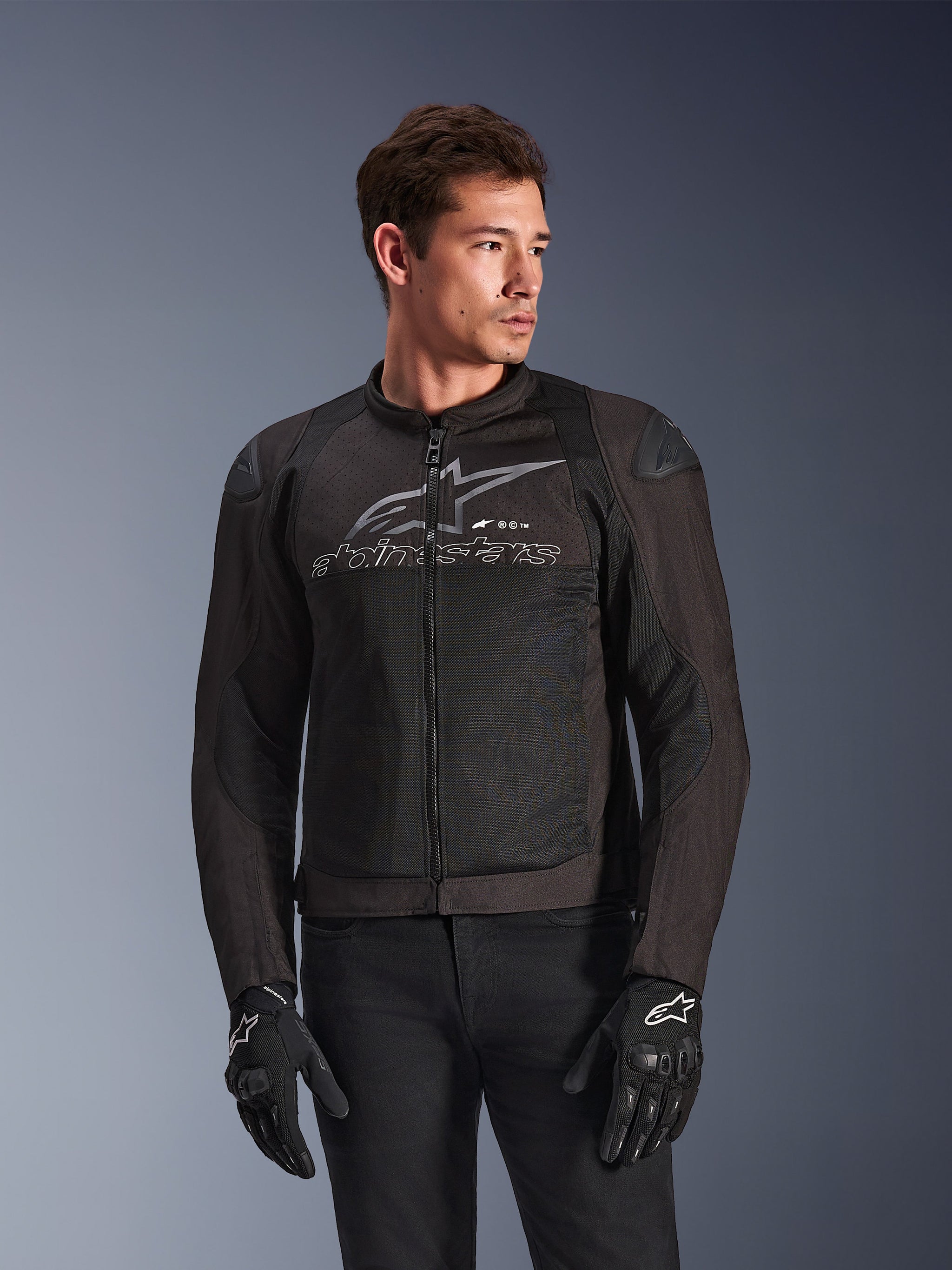 Alpinestars SMX Air Jacket, czarna kurtka motocyklowa, ochraniacze na ramionach, zamek błyskawiczny, czarne rękawice, logo na klatce piersiowej