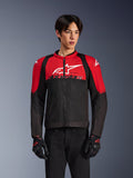 Alpinestars SMX Air Jacket, motocyklowa kurtka siatkowa, jaskrawoczerwona i czarna, noszona przez modela w czarnych rękawicach motocyklowych, z dużym białym logo na piersi, wentylowana konstrukcja tekstylna z czerwonymi panelami na ramionach i czarnymi rękawami, sportowa odzież do jazdy w ciepłe dni