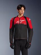 Alpinestars SMX Air Jacket, motocyklowa kurtka siatkowa, jaskrawoczerwona i czarna, noszona przez modela w czarnych rękawicach motocyklowych, z dużym białym logo na piersi, wentylowana konstrukcja tekstylna z czerwonymi panelami na ramionach i czarnymi rękawami, sportowa odzież do jazdy w ciepłe dni
