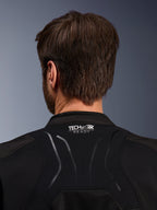 Kurtka Alpinestars SMX Air, zbliżenie na tylną część karku, czarna tkanina z białym logo TECH-AIR READY, widoczna wentylowana konstrukcja z siatki i kompatybilność z systemem poduszek powietrznych.