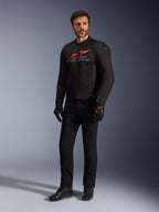 Męski model w kurtce Alpinestars SMX Air Jacket w kolorze Black Bright Red White, czarne spodnie techniczne, czarno-czerwone rękawice i czarne buty motocyklowe, z wyraźnym czerwonym logo na klatce piersiowej i białym brandingiem, studyjne ujęcie całej sylwetki, sportowa odzież motocyklowa.