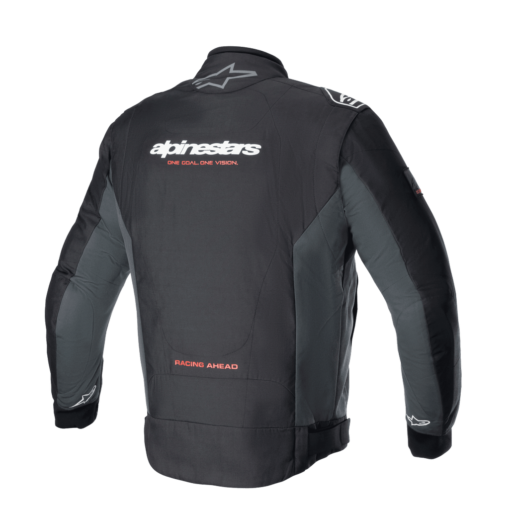 Alpinestars Monza Sport Jacket, tekstylna kurtka motocyklowa w kolorze Black Tar Gray widoczna od tyłu, z białym logo i czerwonym hasłem „ONE GOAL. ONE VISION.”, szarymi panelami bocznymi oraz napisem „RACING AHEAD” w dolnej części pleców