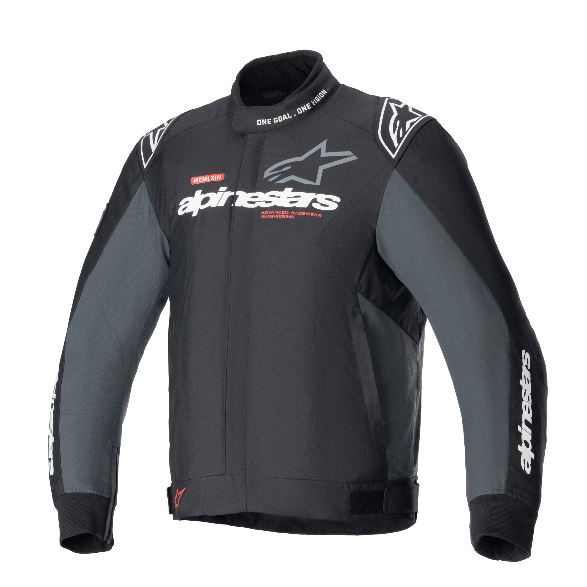 Alpinestars Monza Sport Jacket, tekstylna kurtka motocyklowa w kolorze czarnym i szarym, wysoki kołnierz z napisem „ONE GOAL. ONE VISION.”, białe i szare logo Alpinestars na piersi, logo gwiazdy na ramionach, czerwone akcenty graficzne, regulowane paski w talii, smukły design techniczny