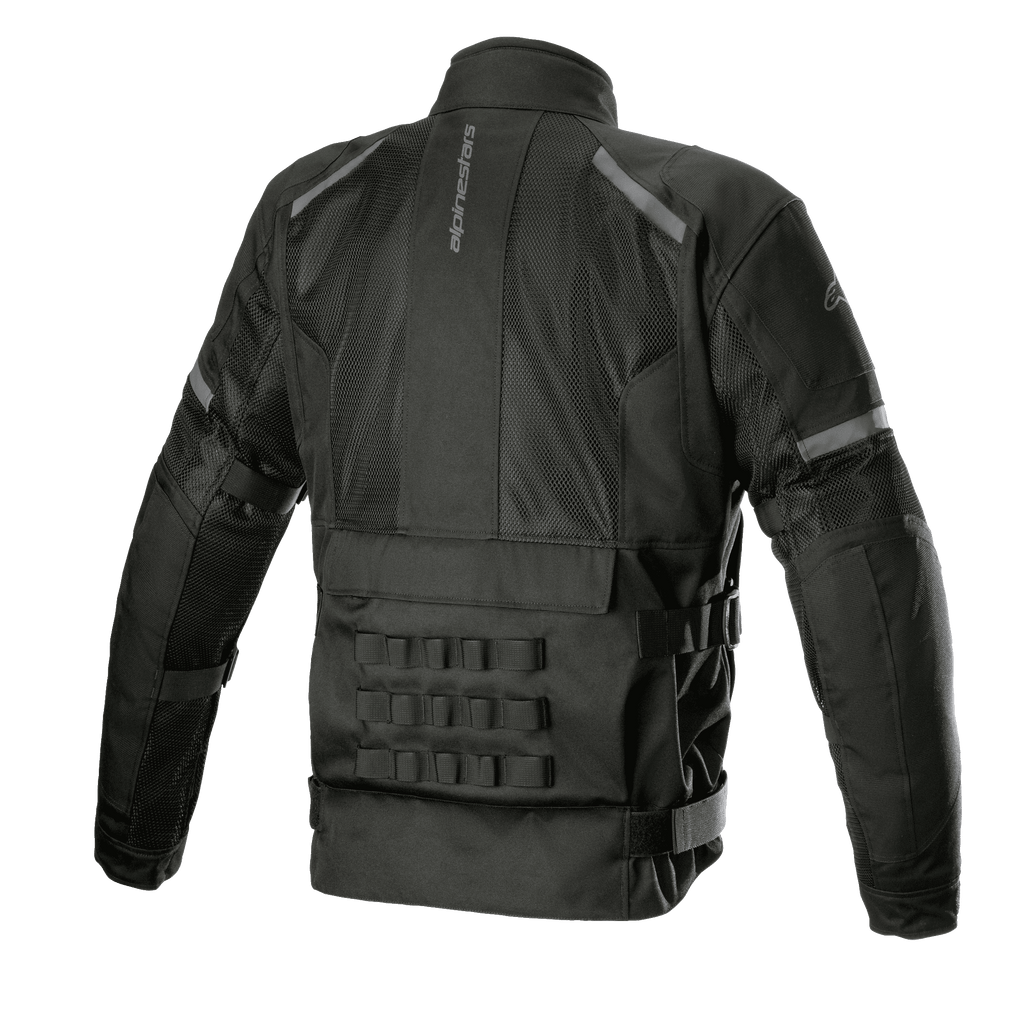 Alpinestars Crosshill Air Waterproof Jacket, czarna kurtka motocyklowa, widok z tyłu prezentujący duże panele tech mesh, pionowe logo Alpinestars, modułowy system połączeń PALS w dolnej części pleców i regulowane paski w talii, wytrzymała odzież turystyczna