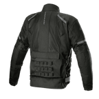 Alpinestars Crosshill Air Waterproof Jacket, czarna kurtka motocyklowa, widok z tyłu prezentujący duże panele tech mesh, pionowe logo Alpinestars, modułowy system połączeń PALS w dolnej części pleców i regulowane paski w talii, wytrzymała odzież turystyczna