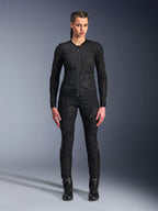 Alpinestars Stella Troop-Air Jacket, damska kurtka motocyklowa, czarna, techniczna konstrukcja z siatki 2D o minimalistycznym designie, noszona z czarnymi spodniami i butami motocyklowymi, nowoczesny miejski styl motocyklowy