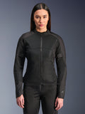 Kurtka Alpinestars Stella C-1 Air, damska kurtka motocyklowa, czarna, modelka w dopasowanej kurtce zapinanej na zamek z panelami z siatki technicznej, krój slim fit z subtelnymi odblaskowymi logotypami na ramieniu i mankiecie rękawa