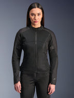 Kurtka Alpinestars Stella C-1 Air, damska kurtka motocyklowa, czarna, modelka w dopasowanej kurtce zapinanej na zamek z panelami z siatki technicznej, krój slim fit z subtelnymi odblaskowymi logotypami na ramieniu i mankiecie rękawa
