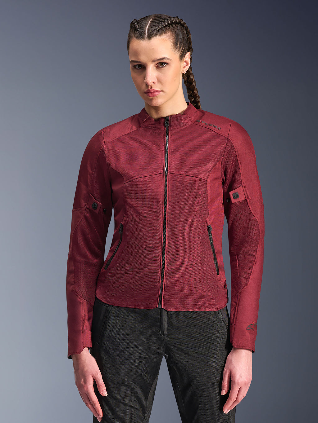Alpinestars Stella C-1 Air Jacket, damska kurtka motocyklowa, bordowa, panele z siatki zapewniające przepływ powietrza, zamek błyskawiczny z przodu i kieszenie na suwak, dopasowany sportowy krój, prezentowana przez modelkę w czarnych spodniach motocyklowych