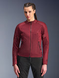 Alpinestars Stella C-1 Air Jacket, damska kurtka motocyklowa, bordowa, panele z siatki zapewniające przepływ powietrza, zamek błyskawiczny z przodu i kieszenie na suwak, dopasowany sportowy krój, prezentowana przez modelkę w czarnych spodniach motocyklowych