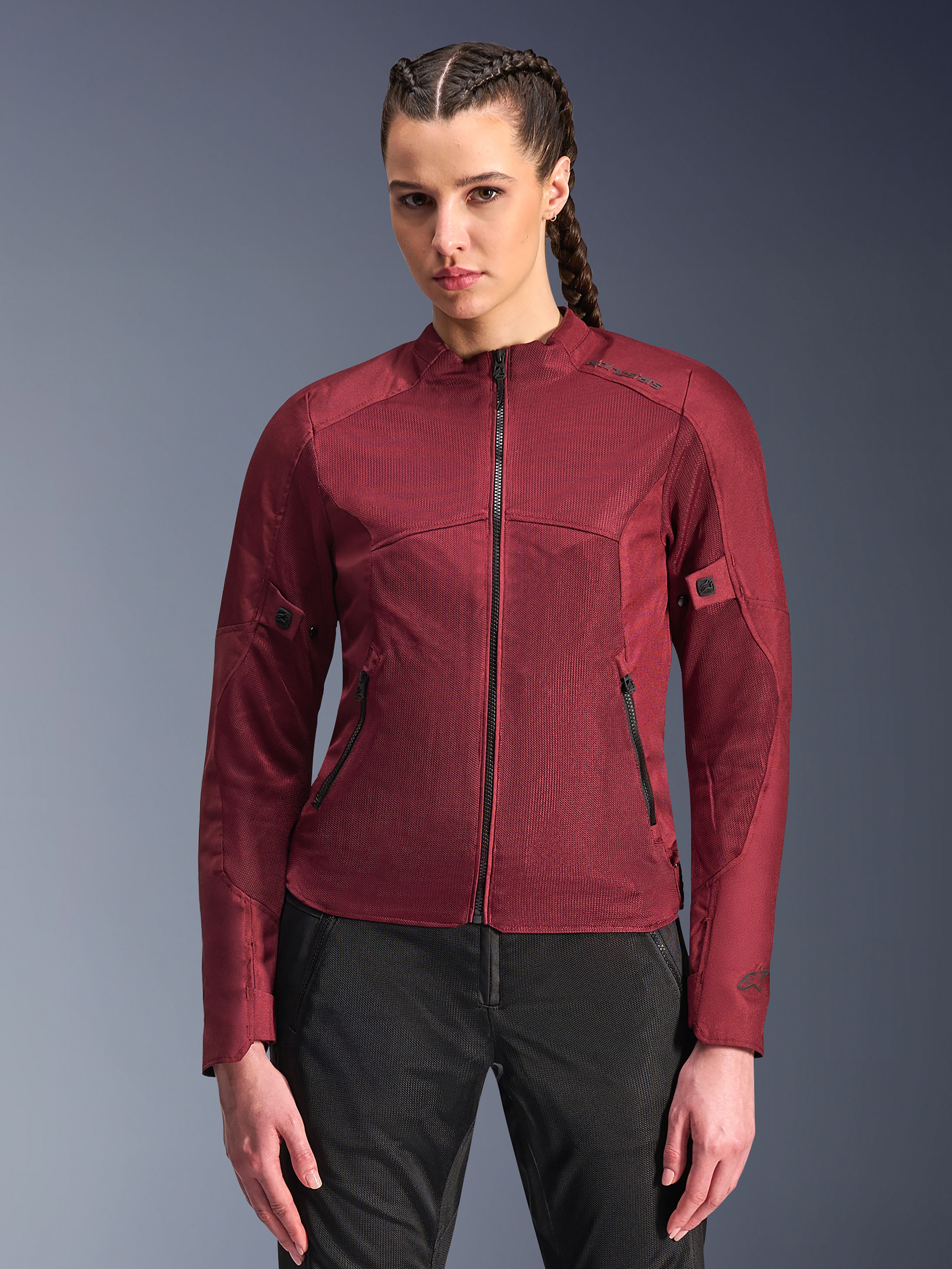 Alpinestars Stella C-1 Air Jacket, damska kurtka motocyklowa, bordowa, panele z siatki zapewniające przepływ powietrza, zamek błyskawiczny z przodu i kieszenie na suwak, dopasowany sportowy krój, prezentowana przez modelkę w czarnych spodniach motocyklowych