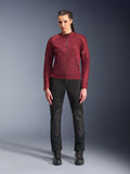 Alpinestars Stella C-1 Air Pants, damskie miejskie spodnie motocyklowe, czarne, wykonane z materiałów tekstylnych i siatki, zestawione z bordową kurtką Stella C-1 Air i czarnymi skórzanymi butami, nowoczesny miejski styl jazdy