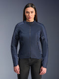 Alpinestars Stella C-1 Air Jacket w kolorze niebieskim, damska kurtka motocyklowa, prezentowana z czarnymi spodniami motocyklowymi, duże panele z siatki zapewniające przepływ powietrza, kieszenie przednie i boczne na zamek, nowoczesny minimalistyczny design