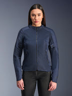 Alpinestars Stella C-1 Air Jacket w kolorze niebieskim, damska kurtka motocyklowa, prezentowana z czarnymi spodniami motocyklowymi, duże panele z siatki zapewniające przepływ powietrza, kieszenie przednie i boczne na zamek, nowoczesny minimalistyczny design