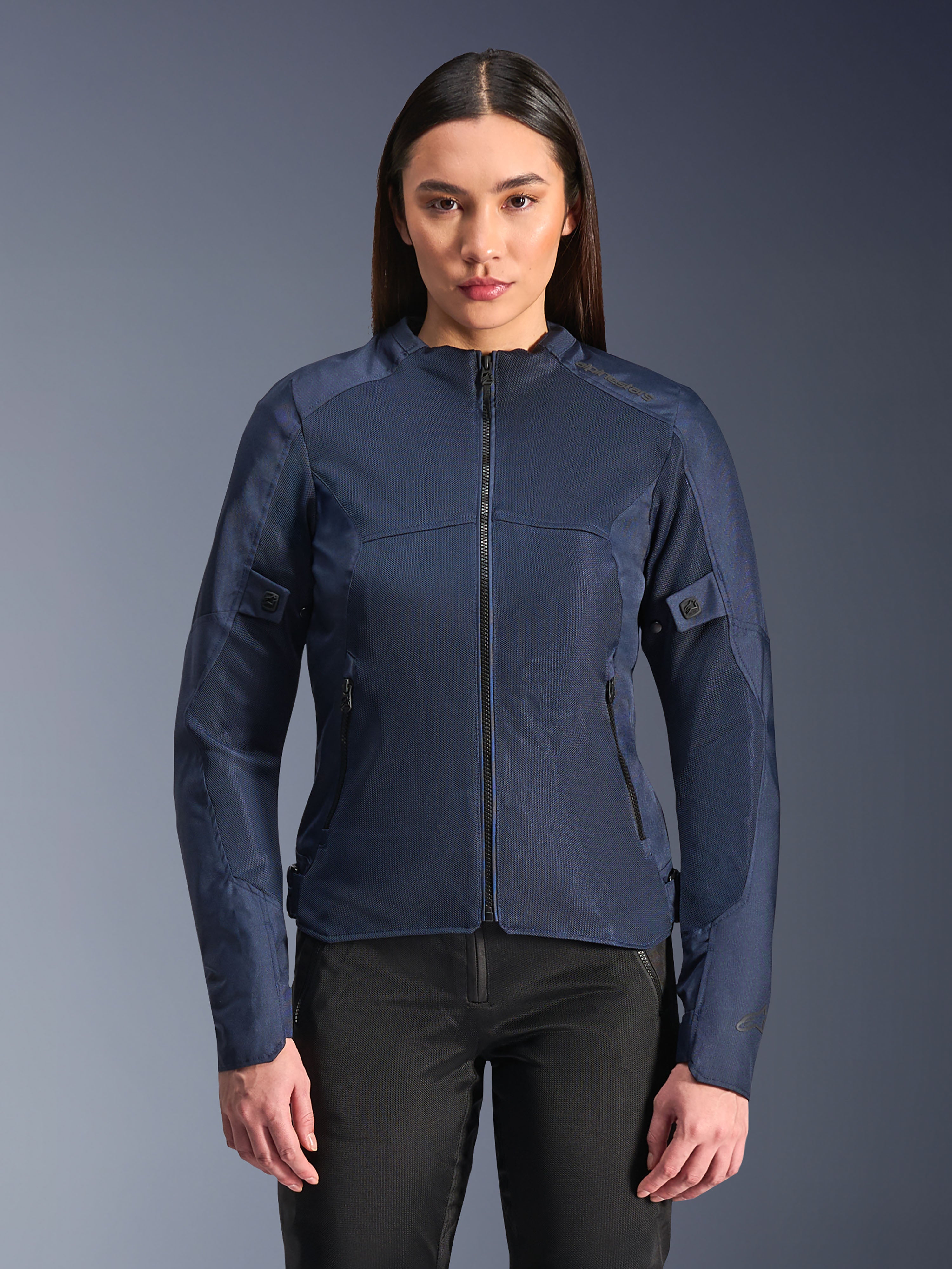 Alpinestars Stella C-1 Air Jacket w kolorze niebieskim, damska kurtka motocyklowa, prezentowana z czarnymi spodniami motocyklowymi, duże panele z siatki zapewniające przepływ powietrza, kieszenie przednie i boczne na zamek, nowoczesny minimalistyczny design