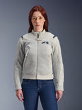 Alpinestars Stella Circal-1 Air Jacket, damska kurtka motocyklowa, metalicznoszara z niebieskimi akcentami Methyl Blue, panele wentylacyjne mesh, przód zapinany na zamek ze stójką, noszona przez modelkę do ciemnoniebieskich jeansów
