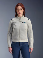 Alpinestars Stella Circal-1 Air Jacket, damska kurtka motocyklowa, metalicznoszara z niebieskimi akcentami Methyl Blue, panele wentylacyjne mesh, przód zapinany na zamek ze stójką, noszona przez modelkę do ciemnoniebieskich jeansów