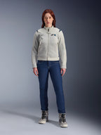 Alpinestars Stella CIRCAL-1 Air Jacket, damska kurtka motocyklowa, kolor Metal Gray i Methyl Blue, noszona z ciemnoniebieskimi dżinsami i szarymi butami motocyklowymi, wyposażona w panele z siatki zapewniające wentylację i nowoczesny miejski design