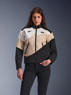 Alpinestars Stella Moshell Jacket, damska miejska kurtka motocyklowa, asymetryczny design typu color-blocking w kolorach czarnym, piaskowym i złamanej bieli, przedni zamek błyskawiczny i kieszenie na suwak, zestawiona z czarnymi spodniami w nowoczesnym stylu streetwear