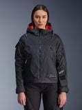 Kurtka Alpinestars Molly Air, damska miejska kurtka motocyklowa, czarna z podszewką w kolorze Fluo Coral, prezentowana przez modelkę, fason z kapturem o technicznej konstrukcji tekstylnej, kieszenie na suwak i logo Alpinestars na rękawie