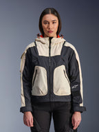 Alpinestars Molly Air Jacket, damska miejska kurtka motocyklowa, Black Almond, widok z przodu na modelce, kremowe i czarne panele ripstop, kaptur z pomarańczową podszewką, przednie zapięcie na zamek, duże kieszenie użytkowe, współczesna odzież motocyklowa inspirowana stylem streetwear
