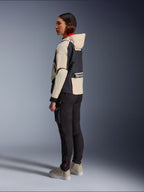 Alpinestars Molly Air Jacket, damska kurtka motocyklowa, Black Almond, model z kapturem, kremowymi rękawami i czarnym korpusem, czarne spodnie motocyklowe i beżowe sneakersy, nowoczesny styl miejski