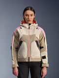 Alpinestars Molly Air Jacket, damska miejska kurtka motocyklowa w kolorystyce Sand Pink Almond, z kapturem, laserowo perforowaną wentylacją, różowym zamkiem i regulowanymi paskami na rękawach, pokazana na modelce