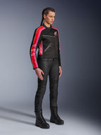 Alpinestars Stella T-Dyno Air Jacket, damska kurtka motocyklowa, czarna z jaskrawoczerwonymi i fuksjowymi pasami na rękawach, zestawiona z czarnymi spodniami i butami motocyklowymi, inspirowany stylem vintage design z siatki do jazdy miejskiej