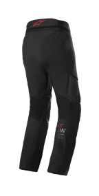 Alpinestars AMT 7 Air Pants, motocyklowe spodnie adventure touring, czarne Dark Shadow, widok z tyłu z czerwonym logo Alpinestars na pasku, panele wentylacyjne MATRYX i strefy rozciągliwe zapewniające przepływ powietrza i komfort