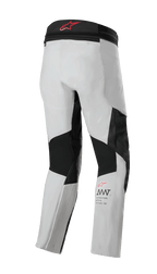Alpinestars AMT 7 Air Pants, spodnie motocyklowe, kolory Tan i Dark Shadow, widok z tyłu z czarnymi elastycznymi panelami i wstawkami wentylacyjnymi, czerwone logo w pasie, branding AMT na dole nogawki, techniczna odzież adventure touring