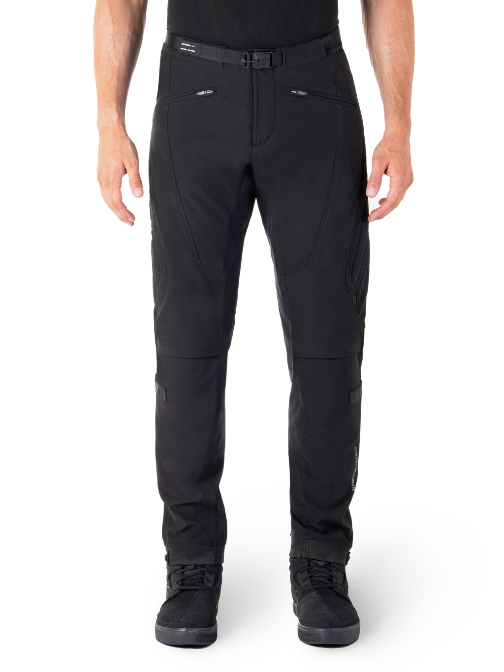 Alpinestars Alden Pants, czarne miejskie spodnie motocyklowe, widok z przodu, techniczna elastyczna tkanina softshell, zintegrowany pasek z klamrą magnetyczną, przednie kieszenie na zamek, pikowane detale na kolanach, dopasowany krój slim-fit, zestawione z czarnymi butami motocyklowymi