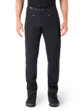 Alpinestars Alden Pants, czarne miejskie spodnie motocyklowe, widok z przodu, techniczna elastyczna tkanina softshell, zintegrowany pasek z klamrą magnetyczną, przednie kieszenie na zamek, pikowane detale na kolanach, dopasowany krój slim-fit, zestawione z czarnymi butami motocyklowymi