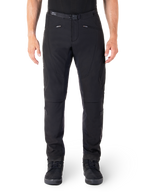 Alpinestars Alden Pants, czarne miejskie spodnie motocyklowe, widok z przodu, techniczna elastyczna tkanina softshell, zintegrowany pasek z klamrą magnetyczną, przednie kieszenie na zamek, pikowane detale na kolanach, dopasowany krój slim-fit, zestawione z czarnymi butami motocyklowymi