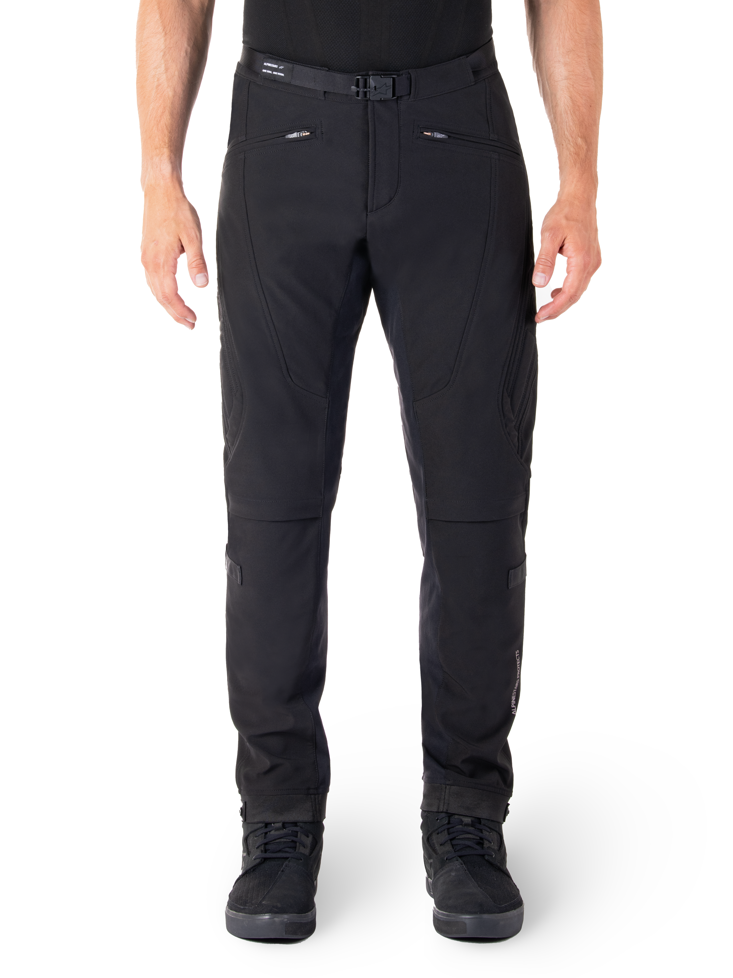 Alpinestars Alden Pants, czarne miejskie spodnie motocyklowe, widok z przodu, techniczna elastyczna tkanina softshell, zintegrowany pasek z klamrą magnetyczną, przednie kieszenie na zamek, pikowane detale na kolanach, dopasowany krój slim-fit, zestawione z czarnymi butami motocyklowymi