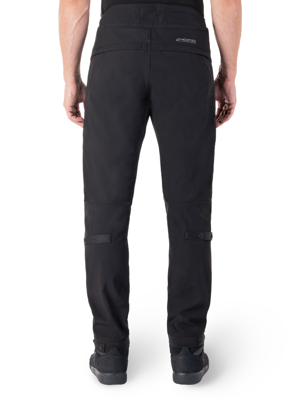 Spodnie Alpinestars Alden, czarne miejskie spodnie motocyklowe, widok z tyłu, odblaskowy napis MO.ST.EQ. na tylnym karczku, dopasowany krój poniżej kolan, regulacja obwodu na zatrzaski na łydkach i mankietach, techniczna konstrukcja tekstylna inspirowana stylem streetwear