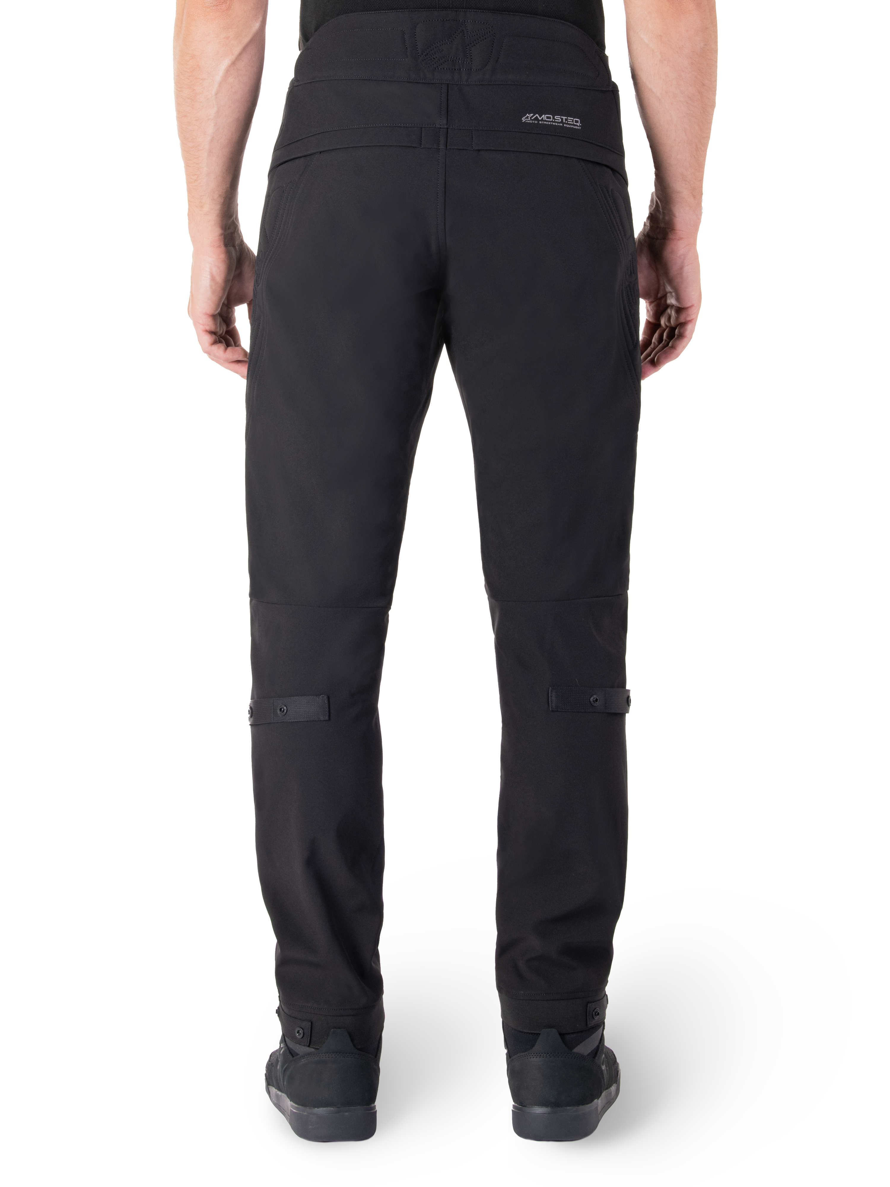 Spodnie Alpinestars Alden, czarne miejskie spodnie motocyklowe, widok z tyłu, odblaskowy napis MO.ST.EQ. na tylnym karczku, dopasowany krój poniżej kolan, regulacja obwodu na zatrzaski na łydkach i mankietach, techniczna konstrukcja tekstylna inspirowana stylem streetwear