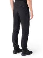Spodnie Alpinestars Alden, miejskie spodnie motocyklowe, czarne, widok z tyłu ukazujący techniczny materiał softshell z pikowanymi detalami, odblaskowe logo MO.ST.EQ. na tylnym karczku oraz regulowane paski na łydkach, zestawione z czarnymi butami motocyklowymi