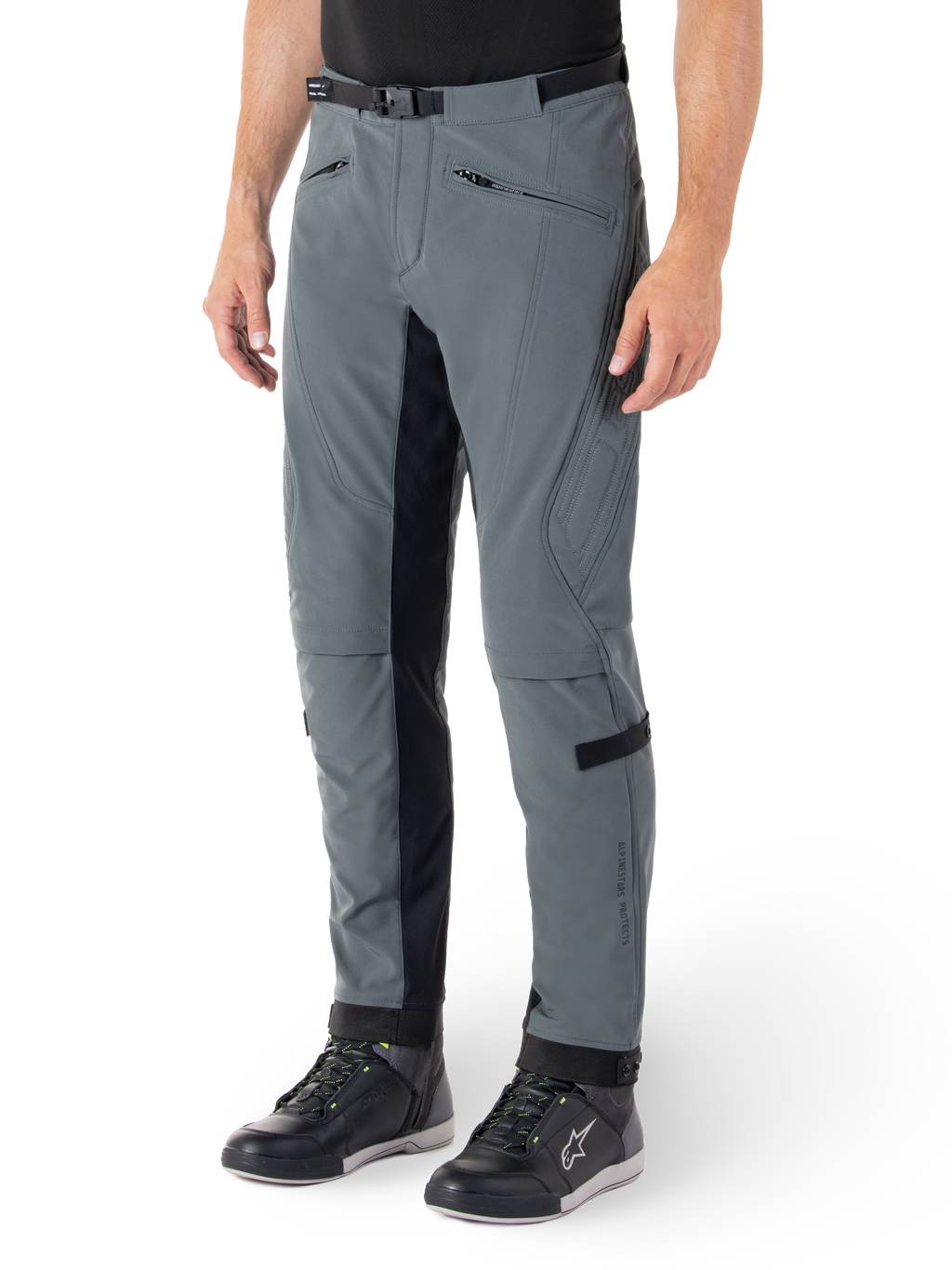Spodnie Alpinestars Alden, szaro-czarne spodnie motocyklowe, inspirowane streetwearem tekstylne spodnie z 3-warstwowego elastycznego softshellu, czarne panele po wewnętrznej stronie nogawek, wbudowany pasek w talii, wąski krój poniżej kolan, zestawione z czarnymi butami motocyklowymi