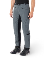 Spodnie Alpinestars Alden, szaro-czarne spodnie motocyklowe, inspirowane streetwearem tekstylne spodnie z 3-warstwowego elastycznego softshellu, czarne panele po wewnętrznej stronie nogawek, wbudowany pasek w talii, wąski krój poniżej kolan, zestawione z czarnymi butami motocyklowymi