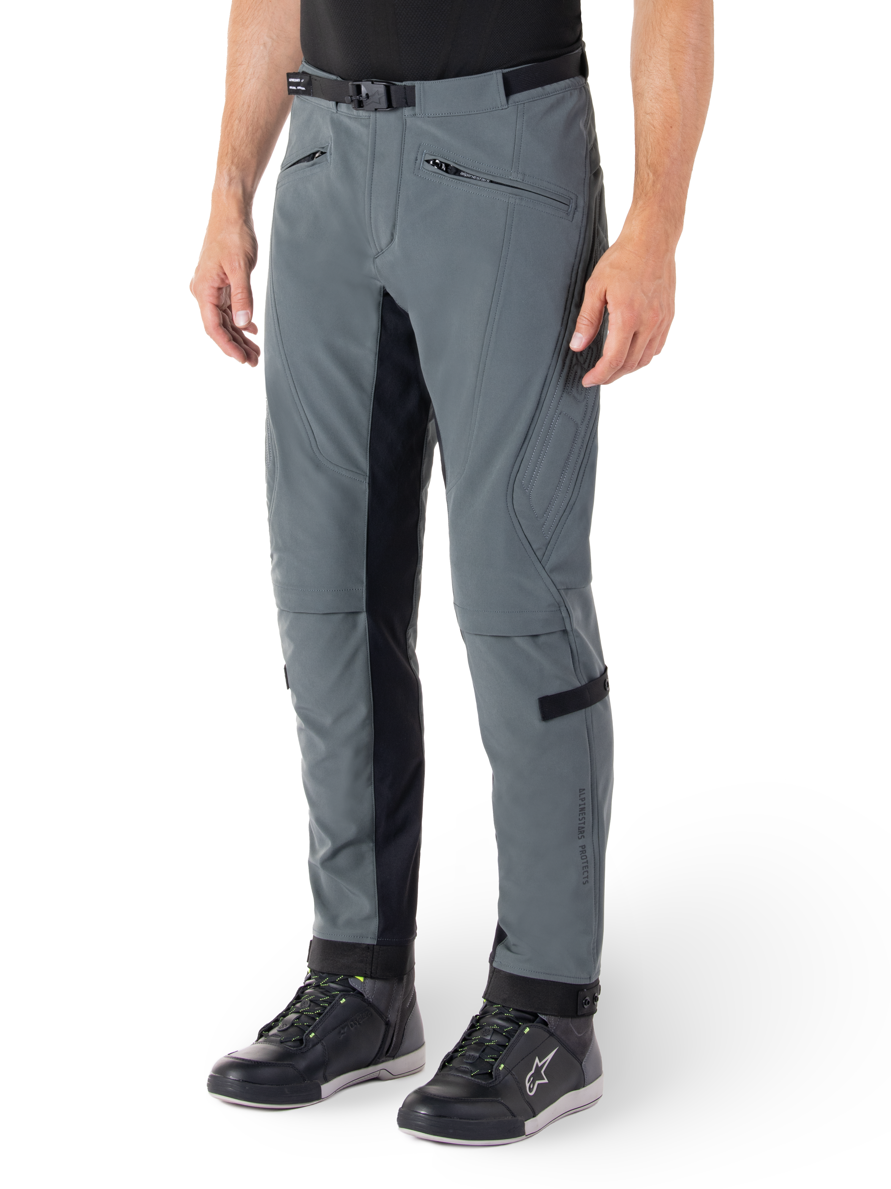 Spodnie Alpinestars Alden, szaro-czarne spodnie motocyklowe, inspirowane streetwearem tekstylne spodnie z 3-warstwowego elastycznego softshellu, czarne panele po wewnętrznej stronie nogawek, wbudowany pasek w talii, wąski krój poniżej kolan, zestawione z czarnymi butami motocyklowymi