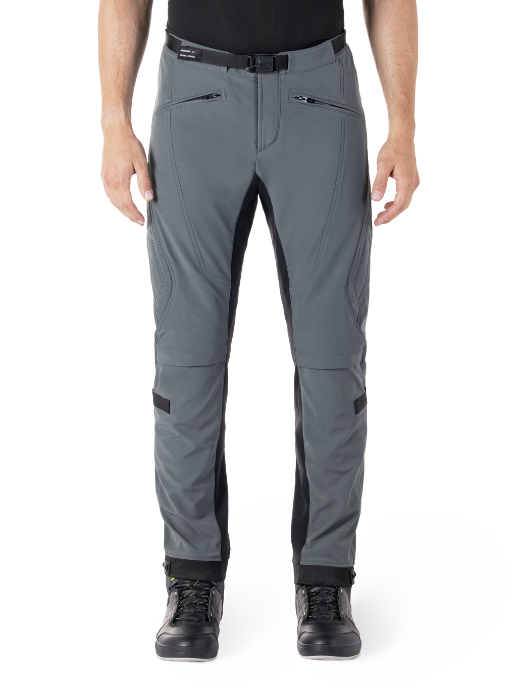 Alpinestars Alden Pants, Urban Gray z czarnymi panelami, techniczne spodnie motocyklowe, widok z przodu z kieszeniami na zamki i zintegrowanym magnetycznym paskiem w talii, dopasowany krój softshell do miejskiej jazdy