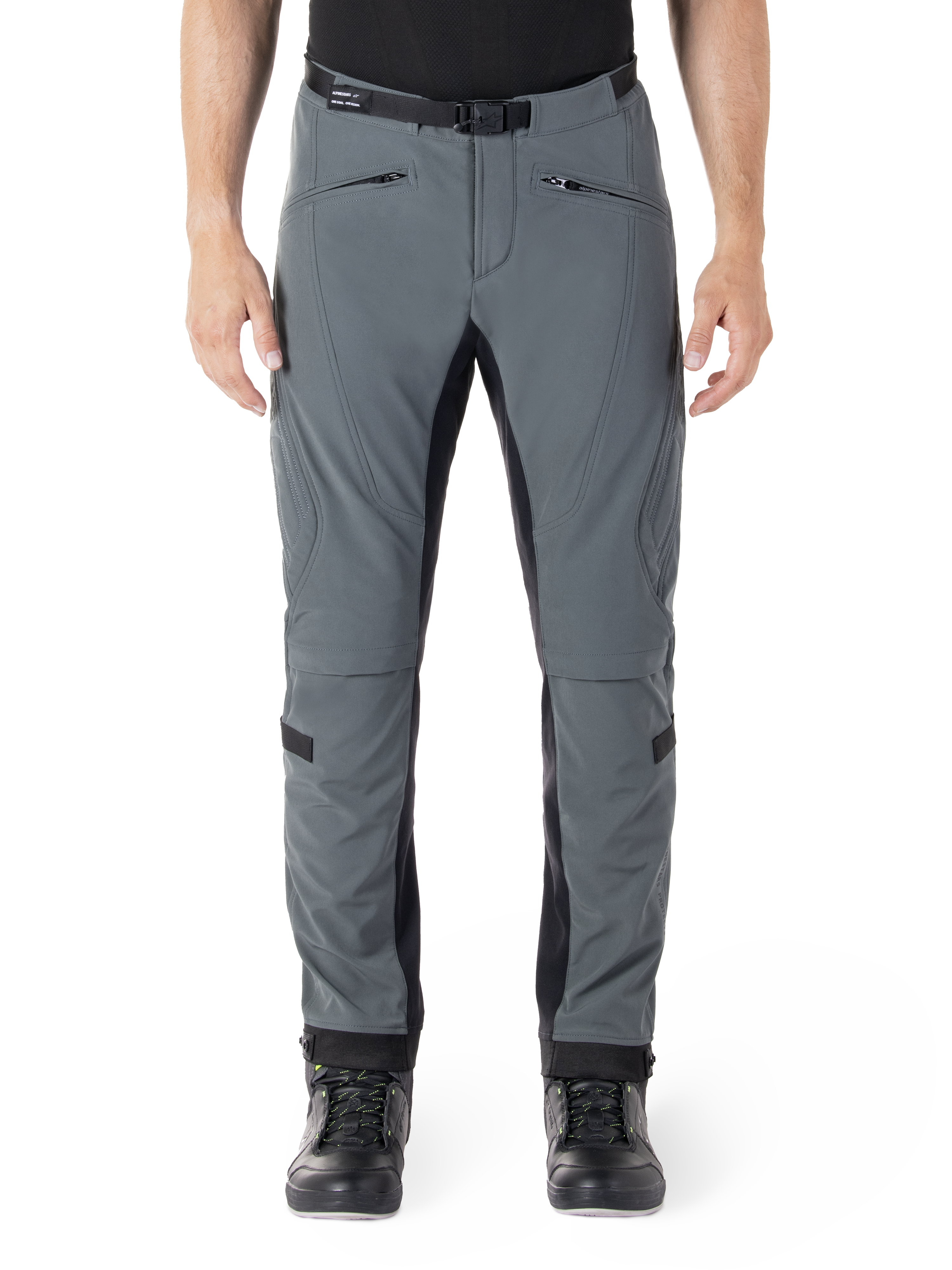 Alpinestars Alden Pants, Urban Gray z czarnymi panelami, techniczne spodnie motocyklowe, widok z przodu z kieszeniami na zamki i zintegrowanym magnetycznym paskiem w talii, dopasowany krój softshell do miejskiej jazdy