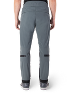 Alpinestars Alden Pants, Urban Gray, widok z tyłu męskich miejskich spodni motocyklowych, wąski krój poniżej kolana z czarnymi paskami do regulacji na łydkach, wysoki stan z napisem MO.ST.EQ. na tylnym karczku, noszone z szarymi butami do jazdy